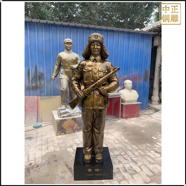 雷鋒抱搶人物銅雕塑.jpg