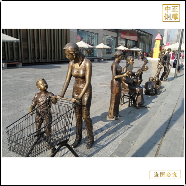 11商場(chǎng)門(mén)前母子逛超市人物雕塑.jpg